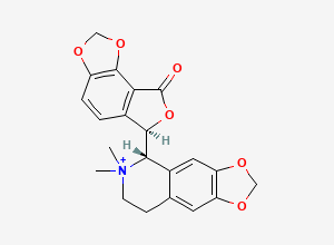 Two-dimensional chemical structure of (5s)-6,6-Dimethyl-5-[(6r)-8-Oxo-6,8-Dihydrofuro[3,4-E][1,3]benzodioxol-6-Yl]-5,6,7,8-Tetrahydro[1,3]dioxolo[4,5-G]isoquinolin-6-Ium