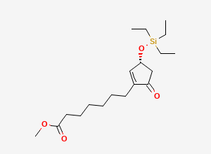 Two-dimensional chemical structure of (R)-Methyl 7-(5-oxo-3-((triethylsilyl)oxy)cyclopent-1-en-1-yl)heptanoate