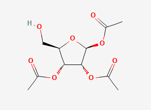 Two-dimensional chemical structure of (2S,3R,4R,5R)-2,4-diacetoxy-5-hydroxymethyl-tetrahydrofuran-3-yl acetate