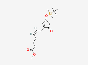 Two-dimensional chemical structure of (R,Z)-Methyl 7-(3-((tert-butyldimethylsilyl)oxy)-5-oxocyclopent-1-en-1-yl)hept-5-enoate