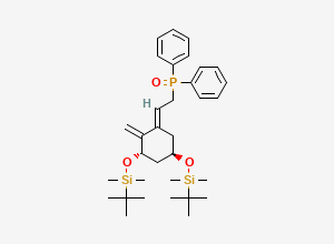 Two-dimensional chemical structure of [(2E)-2-[(3S,5R)-3,5-bis[[(1,1-dimethylethyl)dimethylsilyl]oxy]-2-methylenecyclohexylidene]ethyl]diphenyl-Phosphine oxide