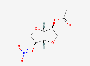Two-dimensional chemical structure of (3S,3aR,6R,6aS)-6-(Nitrooxy)hexahydrofuro[3,2-b]furan-3-yl acetate, CAS 39813-48-4