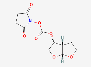 Two-dimensional chemical structure of 2,5-Dioxopyrrolidin-1-yl ((3R,3aS,6aR)-hexahydrofuro(2,3-b)furan-3-yl) carbonate