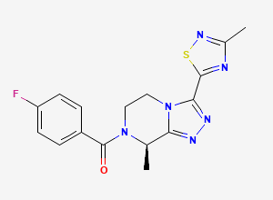 Two-dimensional chemical structure of ((8R)-5,6-Dihydro-8-methyl-3-(3-methyl-1,2,4-thiadiazol-5-yl)-1,2,4-triazolo(4,3-a)pyrazin-7(8H)-yl)(4-fluorophenyl)methanone