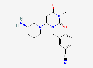 Two-dimensional chemical structure of (R)-3-((6-(3-Aminopiperidin-1-yl)-3-methyl-2,4-dioxo-3,4-dihydropyrimidin-1(2H)-yl)methyl)benzonitrile