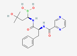 Two-dimensional chemical structure of ((R)-3-Hydroxy-3-methyl-1-((S)-3-phenyl-2-(pyrazine-2-carboxamido)propanamido)butyl)boronic acid