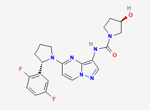 Two-dimensional chemical structure of (R)-N-(5-((S)-2-(2,5-difluorophenyl)pyrrolidin-1-yl)pyrazolo[1,5-a]pyrimidin-3-yl)-3-hydroxypyrrolidine-1-carboxamide
