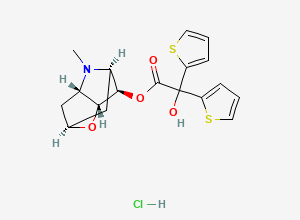 Two-dimensional chemical structure of (2S,3aS,5R,6R,6aR)-4-Methylhexahydro-2H-2,5-methanofuro[3,2-b]pyrrol-6-yl 2-hydroxy-2,2-di(thiophen-2-yl)acetate (Impurity-M in EP) hydrochloride