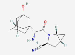 Two-dimensional chemical structure of (1R,3S,5R)-2-[(2R)-2-Amino-2-[(5S,7R)-3-hydroxy-1-adamantyl]acetyl]-2-azabicyclo[3.1.0]hexane-3-carbonitrile