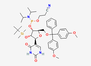 Two-dimensional chemical structure of (2R,3R,4S,5S)-2-((Bis(4-methoxyphenyl)(phenyl)methoxy)methyl)-4-((tert-butyldimethylsilyl)oxy)-5-(2,4-dioxo-1,2,3,4-tetrahydropyrimidin-5-yl)tetrahydrofuran-3-yl (2-cyanoethyl) diisopropylphosphoramidite