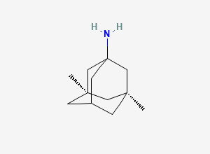Two-dimensional chemical structure of (3R,5S)-3,5-dimethyl-1-adamantanamine
