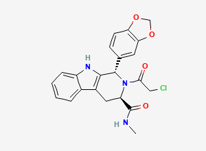 Two-dimensional chemical structure of (1S,3R)-1-(Benzo[d][1,3]dioxol-5-yl)-2-(2-chloroacetyl)-N-methyl-2,3,4,9-tetrahydro-1H-pyrido[3,4-b]indole-3-carboxamide