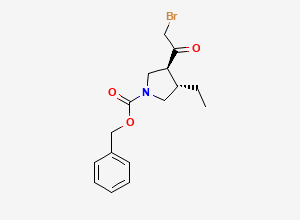 Two-dimensional chemical structure of Benzyl (3S,4S)-3-(2-bromoacetyl)-4-ethylpyrrolidine-1-carboxylate