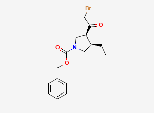 Two-dimensional chemical structure of Rel-phenylmethyl (3R,4S)-3-(2-bromoacetyl)-4-ethyl-1-pyrrolidinecarboxylate