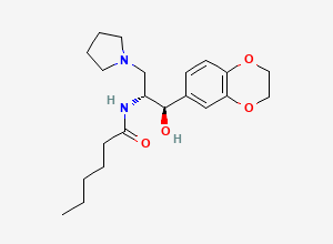 Two-dimensional chemical structure of N-[(1R,2R)-1-(2,3-dihydro-1,4-benzodioxin-6-yl)-1-hydroxy-3-(pyrrolidin-1-yl)propan-2-yl]hexanamide