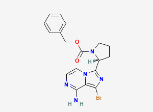 Two-dimensional chemical structure of (2R)-2-(8-amino-1-bromoimidazo[1,5-a]pyrazin-3-yl)-1-Pyrrolidinecarboxylic acid phenylmethyl ester