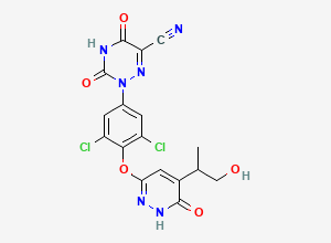 Two-dimensional chemical structure of 2-(3,5-Dichloro-4-((5-(1-hydroxypropan-2-yl)-6-oxo-1,6-dihydropyridazin-3-yl)oxy)phenyl)-3,5-dioxo-2,3,4,5-tetrahydro-1,2,4-triazine-6-carbonitrile