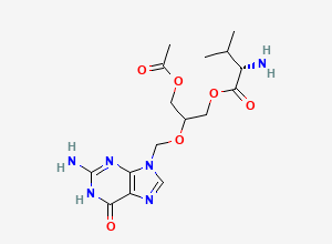 Two-dimensional chemical structure of (2R)-3-(acetyloxy)-2-[(2-amino-6-oxo-6,9-dihydro-3H-purin-9-yl)methoxy]propyl (2S)-2-amino-3-methylbutanoate