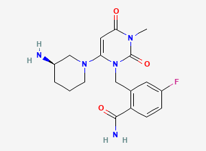 Two-dimensional chemical structure of (R)-2-((6-(3-Aminopiperidin-1-yl)-3-methyl-2,4-dioxo-3,4-dihydropyrimidin-1(2H)-yl)methyl)-4-fluorobenzamide