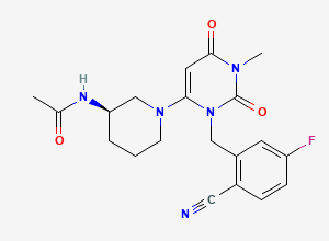 Two-dimensional chemical structure of (R)-N-(1-(3-(2-Cyano-5-fluorobenzyl)-1-methyl-2,6-dioxo-1,2,3,6-tetrahydropyrimidin-4-yl)piperidin-3-yl)acetamide