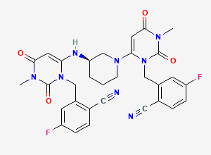 Two-dimensional chemical structure of (R)-2-((6-(3-((3-(2-Cyano-5-fluorobenzyl)-1-methyl-2,6-dioxo-1,2,3,6-tetrahydropyrimidin-4-yl)amino)piperidin-1-yl)-3-methyl-2,4-dioxo-3,4-dihydropyrimidin-1(2H)-yl)methyl)-4-fluorobenzonitrile