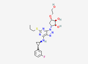 Two-dimensional chemical structure of (1S,2S,3R,5S)-3-(7-(((1R,2S)-2-(3-Fluorophenyl)cyclopropyl)amino)-5-(propylthio)-3H-[1,2,3]triazolo[4,5-d]pyrimidin-3-yl)-5-(2-hydroxyethoxy)cyclopentane-1,2-diol