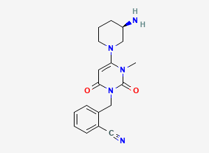 Two-dimensional chemical structure of (R)-2-((4-(3-Aminopiperidin-1-yl)-3-methyl-2,6-dioxo-2,3-dihydropyrimidin-1(6H)-yl)methyl)benzonitrile