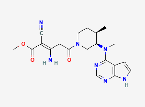 Two-dimensional chemical structure of (Z)-Methyl 3-Amino-2-cyano-5-((3R,4R)-4-methyl-3-(methyl(7H-pyrrolo[2,3-d]pyrimidin-4-yl)amino)piperidin-1-yl)-5-oxopent-2-enoate
