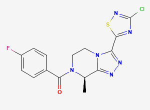 Two-dimensional chemical structure of [(8R)-3-(3-chloro-1,2,4-thiadiazol-5-yl)-8-methyl-6,8-dihydro-5H-[1,2,4]triazolo[4,3-a]pyrazin-7-yl]-(4-fluorophenyl)methanone
