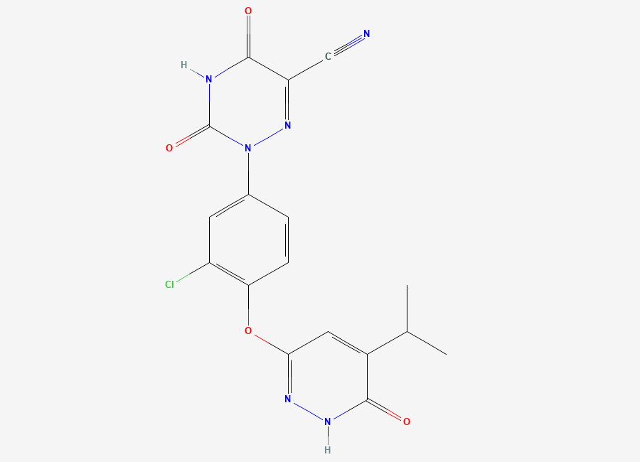 Two-dimensional chemical structure of 2-(3-Chloro-4-((5-isopropyl-6-oxo-1,6-dihydropyridazin-3-yl)oxy)phenyl)-3,5-dioxo-2,3,4,5-tetrahydro-1,2,4-triazine-6-carbonitrile