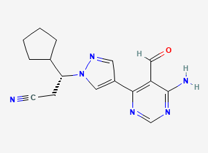 Two-dimensional chemical structure of (R)-3-(4-(6-Amino-5-formylpyrimidin-4-yl)-1H-pyrazol-1-yl)-3-cyclopentylpropanenitrile, CAS 2606144-45-8