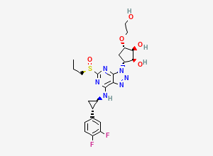 Two-dimensional chemical structure of (1S,2S,3R,5S)-3-(7-(((1R,2S)-2-(3,4-difluorophenyl)cyclopropyl)amino)-5-((R)-propylsulfinyl)-3H-[1,2,3]triazolo[4,5-d]pyrimidin-3-yl)-5-(2-hydroxyethoxy)cyclopentane-1,2-diol