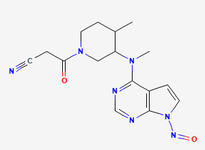 Two-dimensional chemical structure of 3-(4-methyl-3-(methyl(7-nitroso-7H-pyrrolo[2,3-d]pyrimidin-4-yl)amino)piperidin-1-yl)-3-oxopropanenitrile