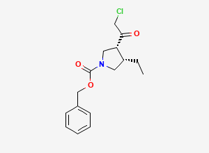 Two-dimensional chemical structure of benzyl (3R,4S)-3-(2-chloroacetyl)-4-ethylpyrrolidine-1-carboxylate