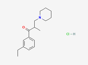 Two-dimensional chemical structure of 1-(3-Ethylphenyl)-2-methyl-3-(piperidin-1-yl)propan-1-one hydrochloride