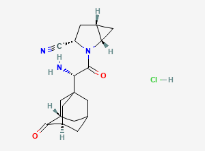 Two-dimensional chemical structure of (1S,3S,5S)-2-((S)-2-Amino-2-((1s,3R,5S,7R)-4-oxoadamantan-1-yl)acetyl)-2-azabicyclo[3.1.0]hexane-3-carbonitrile
