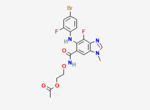 Two-dimensional chemical structure of 2-((5-((4-bromo-2-fluorophenyl)amino)-4-fluoro-1-methyl-1H-benzo[d]imidazole-6-carboxamido)oxy)ethyl acetate