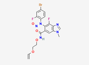 Two-dimensional chemical structure of 5-((4-bromo-2-fluorophenyl)(nitroso)amino)-4-fluoro-1-methyl-N-(2-(vinyloxy)ethoxy)-1H-benzo[d]imidazole-6-carboxamide