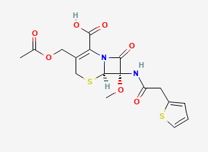 Two-dimensional chemical structure of (6R,7S)-3-(Acetyloxymethyl)-7-methoxy-8-oxo-7-[(2-thiophen-2-ylacetyl)amino]-5-thia-1-azabicyclo[4.2.0]oct-2-ene-2-carboxylic acid