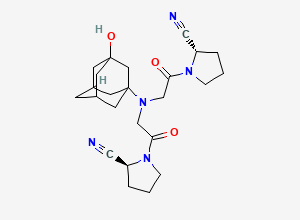 Two-dimensional chemical structure of (2S,2'S)-1,1'-(2,2'-((3-Hydroxyadamantan-1-yl)azanediyl)bis(acetyl))bis(pyrrolidine-2-carbonitrile)