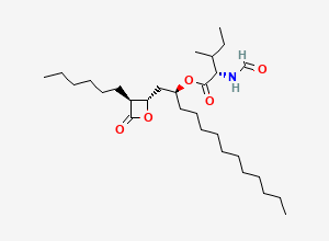 Two-dimensional chemical structure of (S)-1-((2S,3S)-3-Hexyl-4-oxooxetan-2-yl)tridecan-2-yl (2S)-2-formamido-3-methylpentanoate