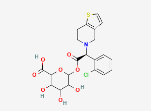 Two-dimensional chemical structure of 6-[(2S)-2-(2-Chlorophenyl)-2-(6,7-dihydro-4H-thieno[3,2-c]pyridin-5-yl)acetyl]oxy-3,4,5-trihydroxyoxane-2-carboxylic acid