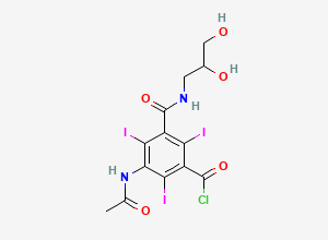 Two-dimensional chemical structure of 3-acetamido-5-(2,3-dihydroxypropylcarbamoyl)-2,4,6-triiodobenzoyl chloride