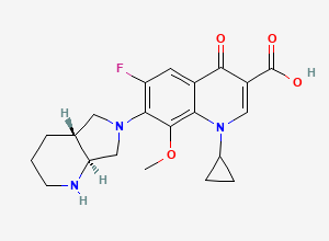 Two-dimensional chemical structure of 7-[(4aR,7aS)-1,2,3,4,4a,5,7,7a-octahydropyrrolo[3,4-b]pyridin-6-yl]-1-cyclopropyl-6-fluoro-8-methoxy-4-oxoquinoline-3-carboxylic acid