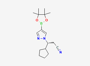 Two-dimensional chemical structure of (betaR)-beta-Cyclopentyl-4-(4,4,5,5-tetramethyl-1,3,2-dioxaborolan-2-yl)-1H-pyrazole-1-propanenitrile