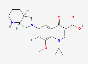 Two-dimensional chemical structure of 1-Cyclopropyl-7-fluoro-8-methoxy-6-((4aS,7aS)-octahydro-6H-pyrrolo[3,4-b]pyridin-6-yl)-4-oxo-1,4-dihydroquinoline-3-carboxylic acid