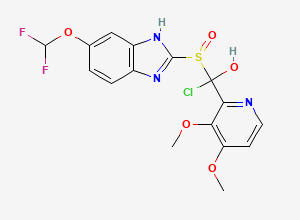 Two-dimensional chemical structure of chloro((5-(difluoromethoxy)-1H-benzo[d]imidazol-2-yl)sulfinyl)(3,4-dimethoxypyridin-2-yl)methanol