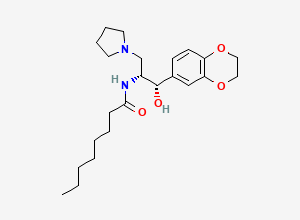 Two-dimensional chemical structure of N-[(1R,2S)-2-(2,3-Dihydro-1,4-benzodioxin-6-yl)-2-hydroxy-1-(1-pyrrolidinylmethyl)ethyl]-octanamide