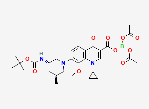Two-dimensional chemical structure of diacetyloxyboranyl 1-cyclopropyl-8-methoxy-7-[(3S,5S)-3-methyl-5-[(2-methylpropan-2-yl)oxycarbonylamino]piperidin-1-yl]-4-oxoquinoline-3-carboxylate