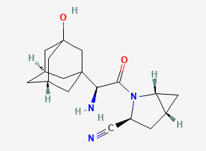 Two-dimensional chemical structure of (1R,3S,5R)-2-((S)-2-Amino-2-((1r,3R,5R,7S)-3-hydroxyadamantan-1-yl)acetyl)-2-azabicyclo[3.1.0]hexane-3-carbonitrile